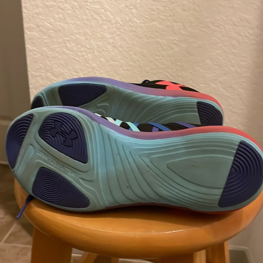 Youth Under Armour Sneakers 5.5 size - Picture 2 of 3